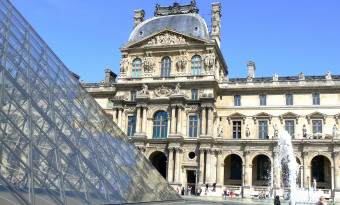 Pyramide Musée du Louvre - Image libre de droits - BSB 2020