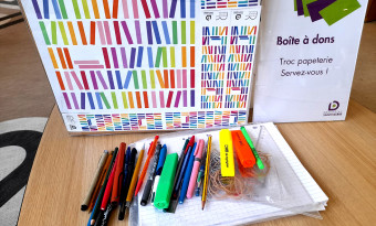 Boite de fournitures de papeterie perdues en libre service dans le hall - BSB 2024