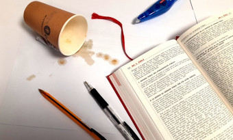 Cannettes et gobelets interdits dans les salles de lecture - BSB 2026